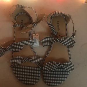 NWT Gingham wide width sandals.